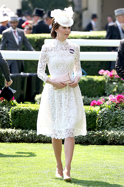 Скромная откровенность: Кейт Миддлтон в кружевном платье Alexander McQueen. Фото