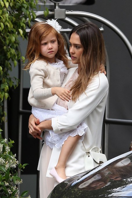 Белый и розовый: Джессика Альба с дочерью похвастались модными нарядами. Фото