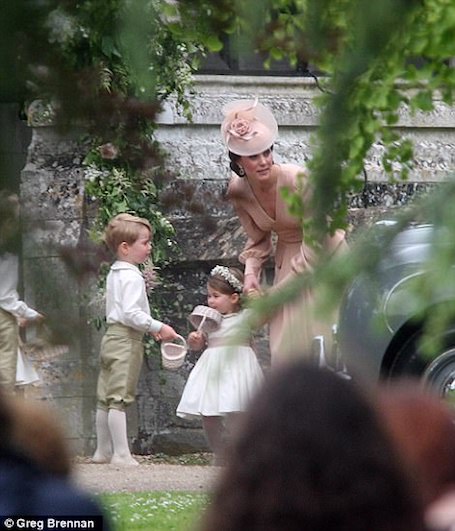 Принц Георг и принцесса Шарлотта произвели фурор на свадьбе Пиппы Миддлтон. Фото