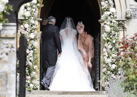 Невеста года: невероятное свадебное платье Giles Deacon для Пиппы Миддлтон! Фото