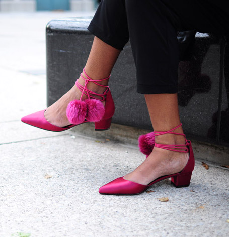 Задорный модный тренд: обувь с разноцветными меховыми помпонами. Фото