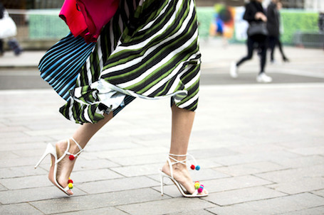 Задорный модный тренд: обувь с разноцветными меховыми помпонами. Фото