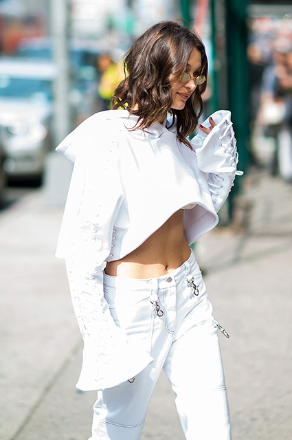 Белла Хадид в Нью-Йорке показала модный образ с акцентом на белый цвет! Фото