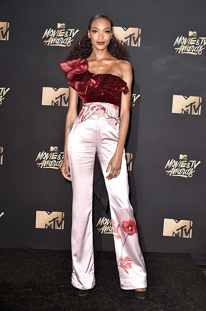 Самые нелепые и смешные наряды звезд на церемонии MTV Movie TV Awards 2017. Фото