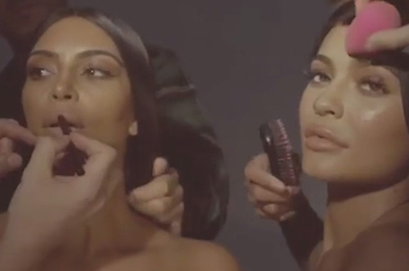 Ким Кардашьян и Кайли Дженнер снялись топлес для рекламы косметики. Фото
