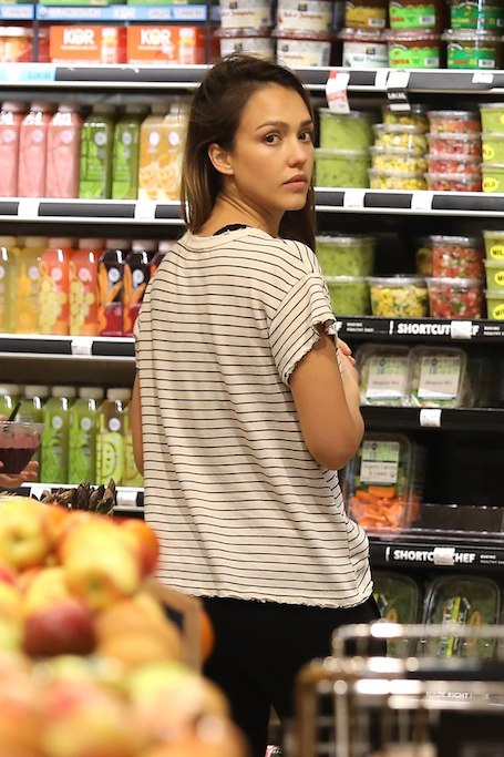 35-летняя Джессика Альба без макияжа и укладки отправилась в супермаркет. Фото