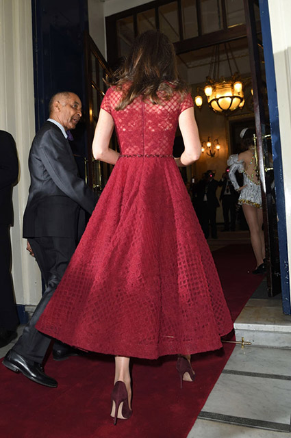 Кейт Миддлтон в бордовом платье с пышной юбкой посетила театр. Фото