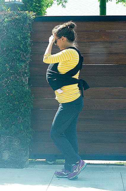 Натали Портман вышла на прогулку с дочерью спустя месяц после родов. Фото