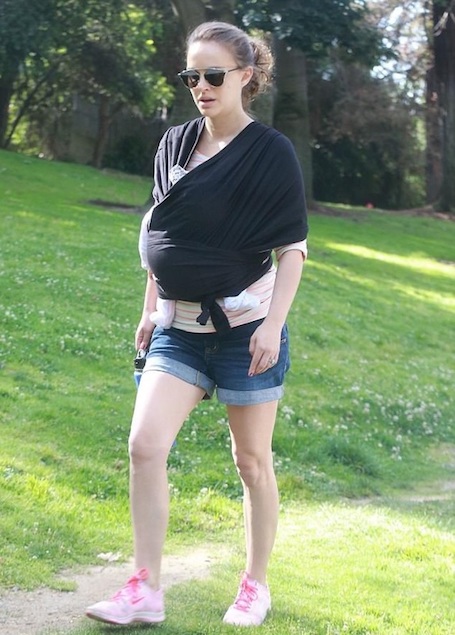 Натали Портман вышла на прогулку с дочерью спустя месяц после родов. Фото