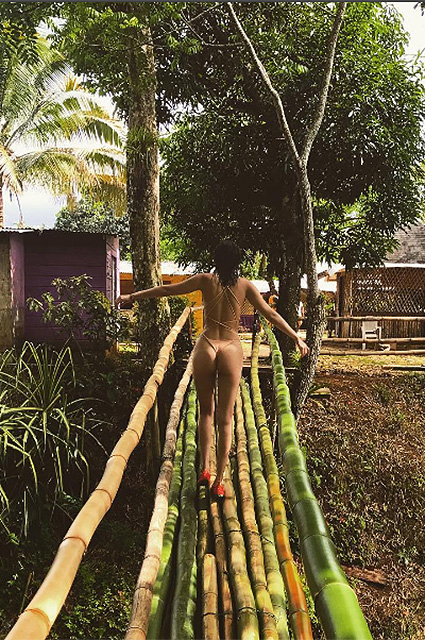 Белла Хадид поразила Ямайку аппетитной фигурой в золотом бикини. Фото