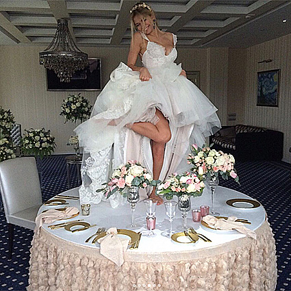 Вера Брежнева в свадебном платье забралась на праздничный стол! Фото