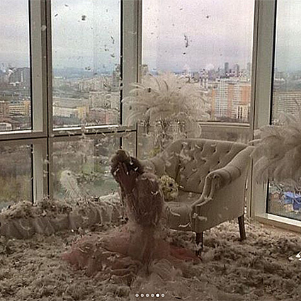 Вера Брежнева в свадебном платье забралась на праздничный стол! Фото