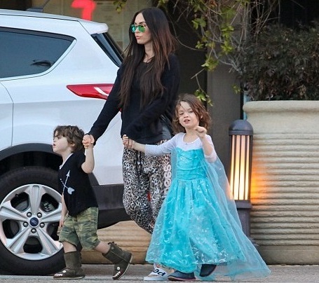 4-летний сын Меган Фокс надел платье принцессы Эльзы из мультика. Фото