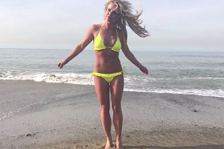 Дерзкая Бритни Спирс в неоновом бикини покрасовалась на пляже. Фото