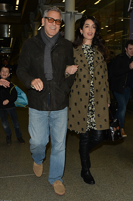 Беременная двойней Амаль Клуни вернулась в Лондон в стильном наряде! Фото