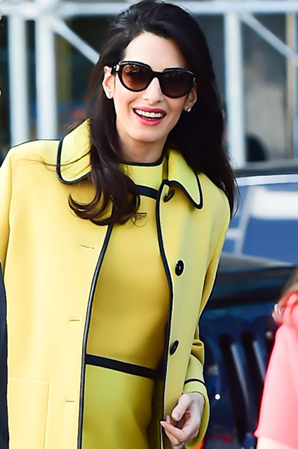 Беременная Амаль Клуни вызвала ажиотаж в желтом костюме Bottega Veneta. Фото