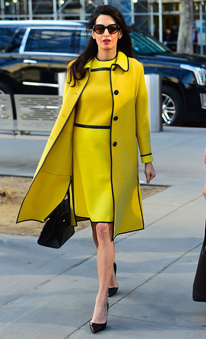 Беременная Амаль Клуни вызвала ажиотаж в желтом костюме Bottega Veneta. Фото
