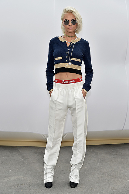 Кара Делевинь в образе платиновой блондинки произвела фурор на показе Chanel. Фото
