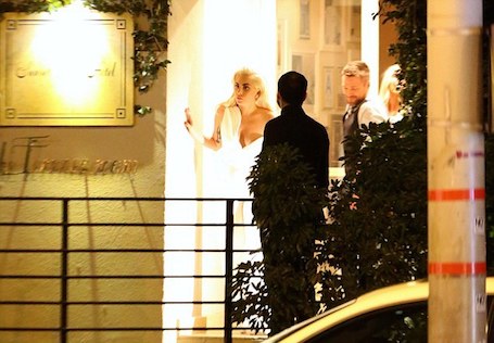 Леди Гага и ее агент подтвердили роман страстным поцелуем. Фото