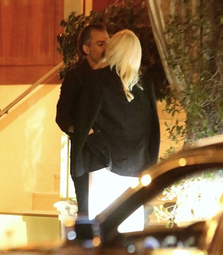 Леди Гага и ее агент подтвердили роман страстным поцелуем. Фото