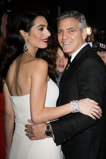 Амаль Клуни в шикарном платье впервые вышла в свет после новости о беременности! Фото