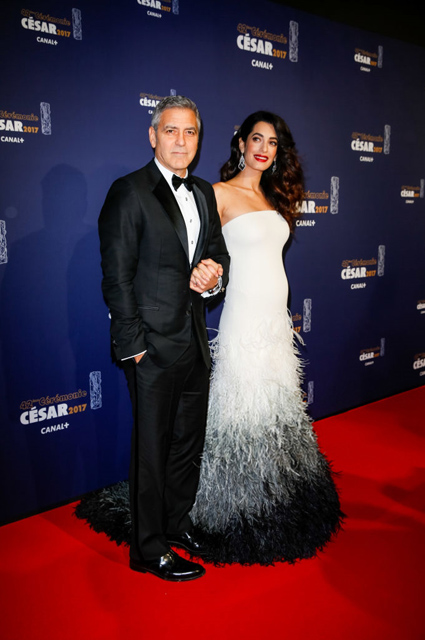 Амаль Клуни в шикарном платье впервые вышла в свет после новости о беременности! Фото