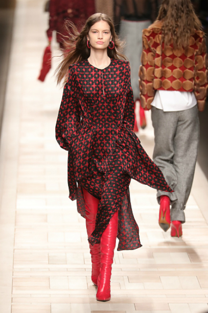 Неделя моды в Милане: яркие цвета и строгие линии от Fendi. Фото