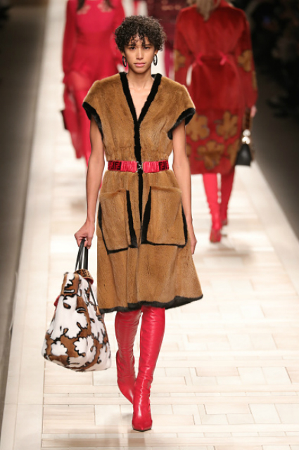 Неделя моды в Милане: яркие цвета и строгие линии от Fendi. Фото