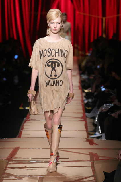 Неделя моды в Милане: картонная любовь от Moschino. Фото