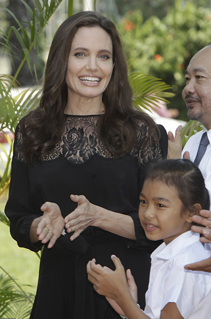 Анджелина Джоли в черном платье из кружев посетила конференцию в Камбодже. Фото