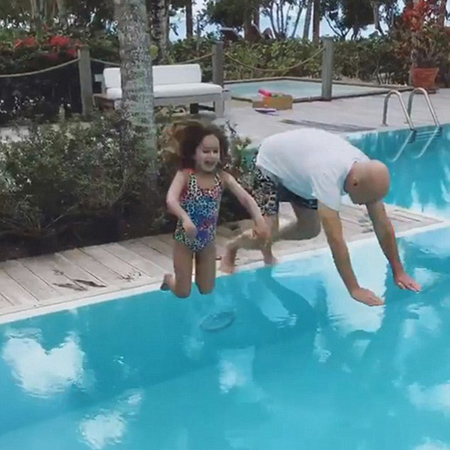 61-летний Брюс Уиллис в смешных плавках учит дочек плавать. Фото