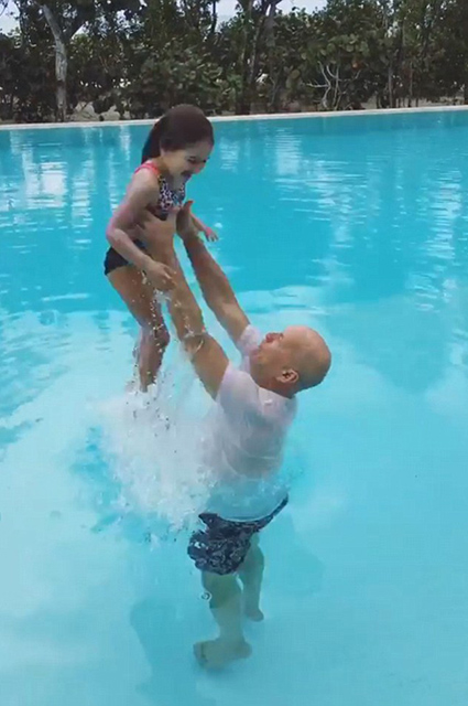 61-летний Брюс Уиллис в смешных плавках учит дочек плавать. Фото