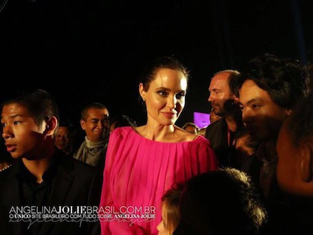 Анджелина Джоли в полупрозрачном платье цвета фуксии вызвала фурор в Камбодже! Фото