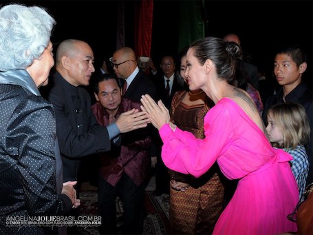 Анджелина Джоли в полупрозрачном платье цвета фуксии вызвала фурор в Камбодже! Фото