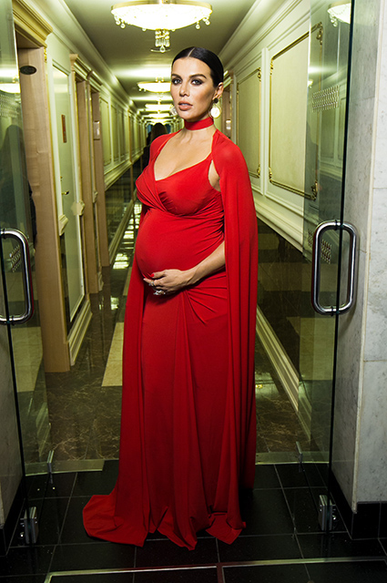 Беременная Анна Седокова позирует в облегающем алом платье на шоу МУЗ-ТВ. Фото
