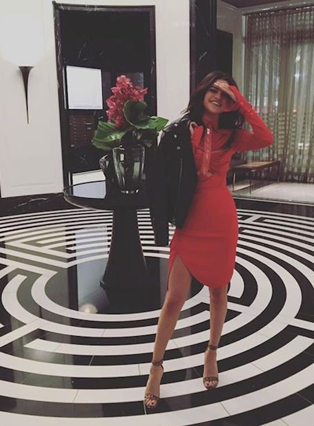 Селена Гомес блистательно прекрасна в ярко-красном платье с декольте! Фото