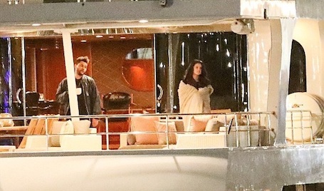 Селена Гомес и The Weeknd отметили 14 февраля на борту роскошной яхты! Фото