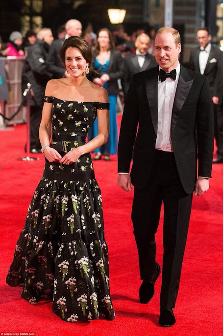 Кейт Миддлтон в платье Alexander McQueen легко затмила кинозвезд своей красотой. Фото