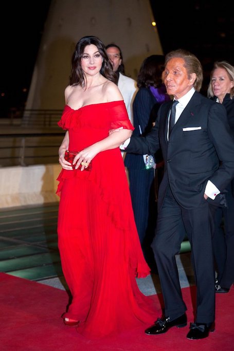 Дива в красном: Моника Беллуччи посетила премьеру Травиаты. Фото