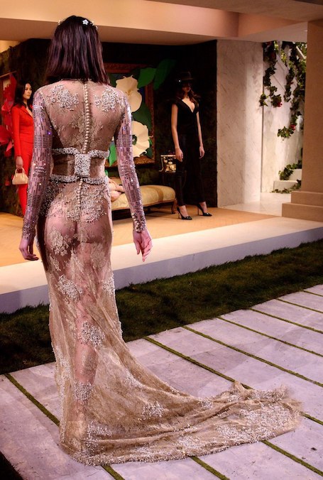 Кендалл Дженнер на показе La Perla блистала в прозрачном платье из страз. Фото