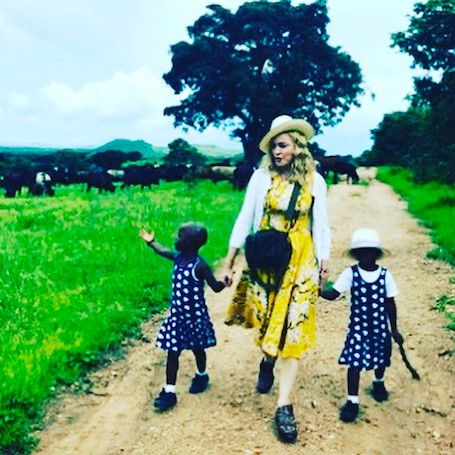 Мадонна показала фанатам свои новых дочерей-близняшек из Малави. Фото