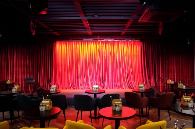 Смех в прямом эфире: Искусство стендап-комедии