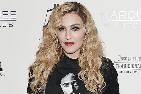 Очередной скандал с Мадонной: Пьяная поп-дива валялась на полу во время фотовыставки