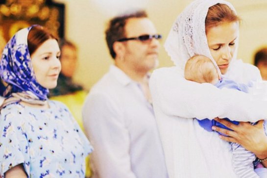 В Интернете появились фотографии с крестин новорожденного сына Владимира Преснякова