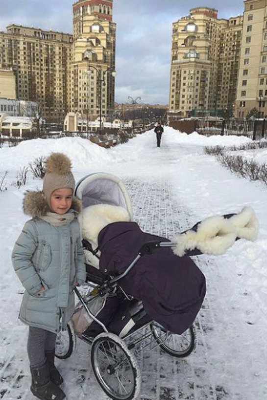 Ксения Бородина поделилась снимками, cделанными во время прогулки с дочерьми