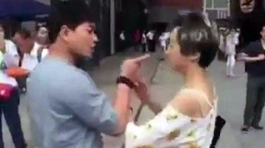 Китайская парочка устроила драку на улице