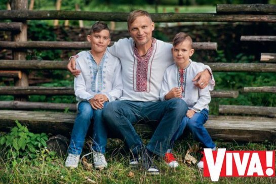 Олег Скрипка снялся в фотосессии вместе с сыновьями