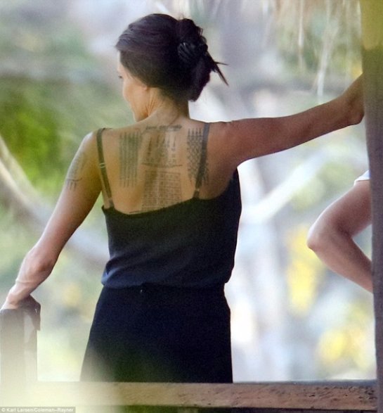 Анджелина Джоли украсила своё тело новыми татуировками