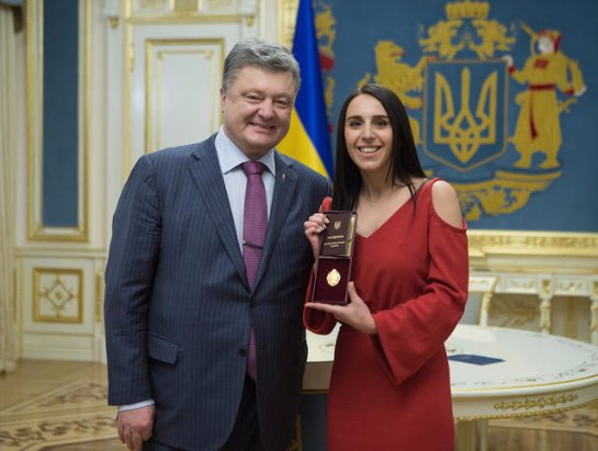 Петр Порошенко присвоил певице Джамале звание народной артистки Украины
