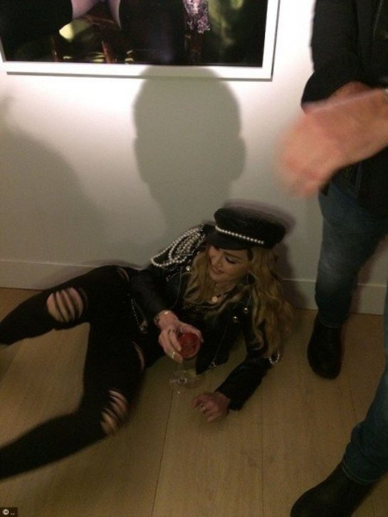 Очередной скандал с Мадонной: Пьяная поп-дива валялась на полу во время фотовыставки